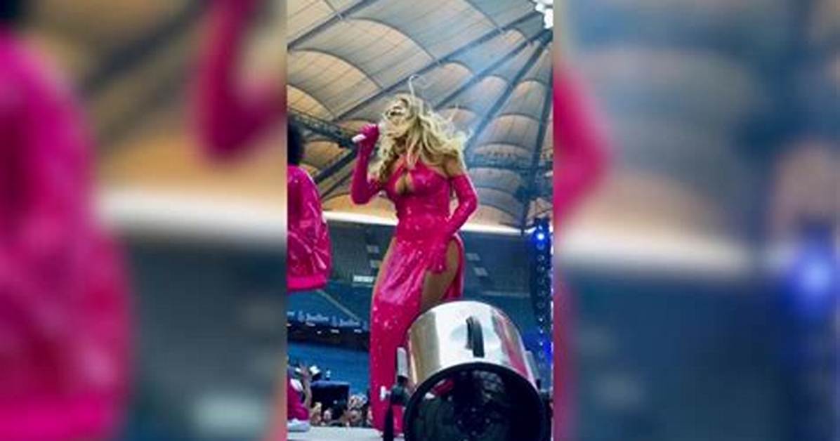 A Dancer Saves Beyonce After Boob Pops out in the Middle of a Concert