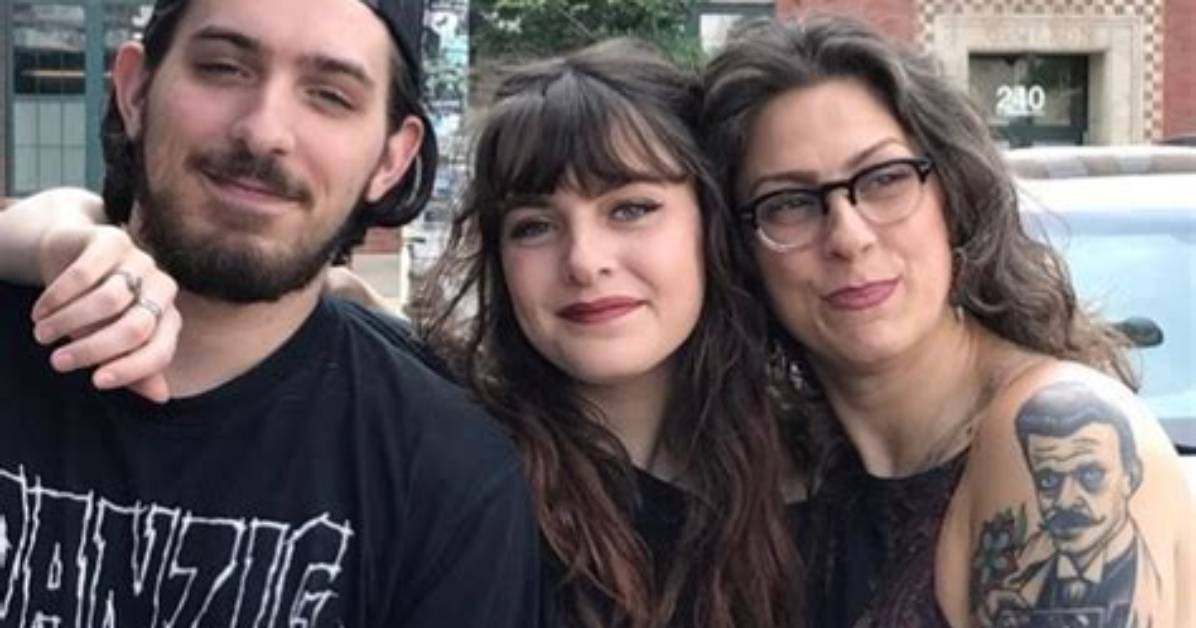 American Pickers Star Danielle Colby's Daughter Memphis, 22, Goes Braless and Shows off Her Curves I