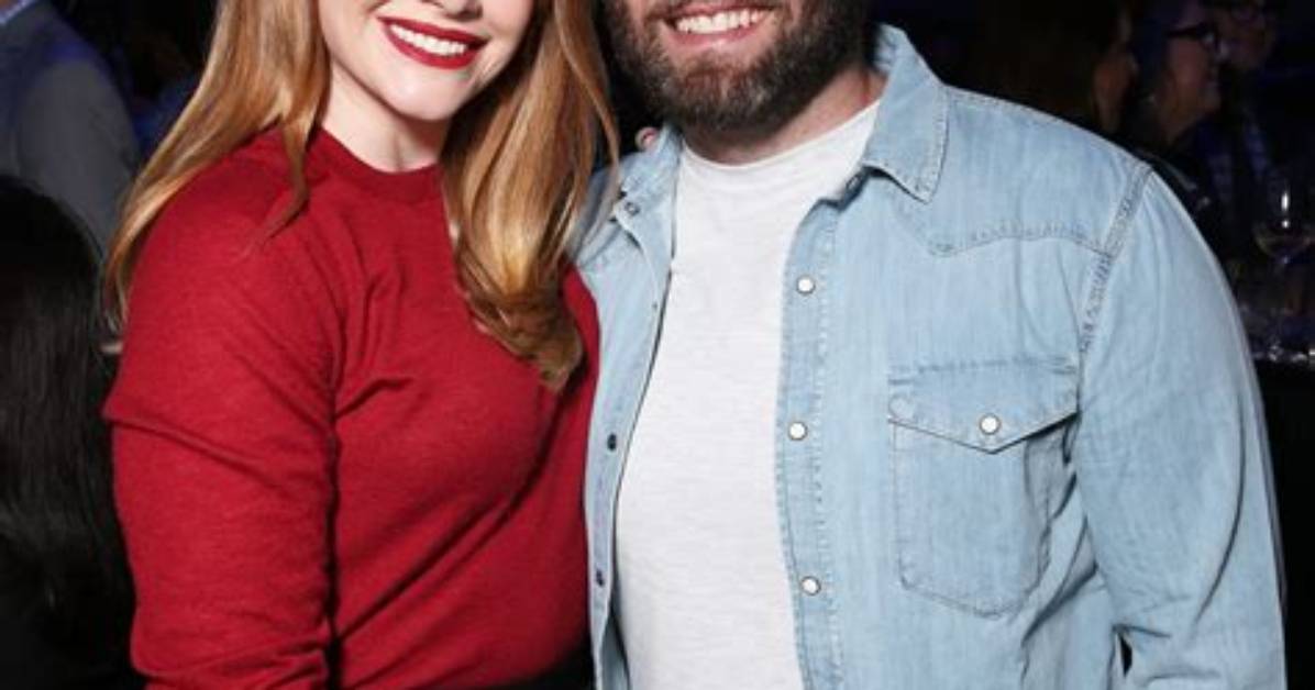 Bryce Dallas Howard and Seth Gabel