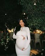 Fans Thought Kylie Jenner Was Pregnant Again After She Shared Baby Bump Photos Tue 10 May 2022