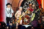 Find out: Red Hot Chili Peppers Lead Singer's Girlfriend's Age