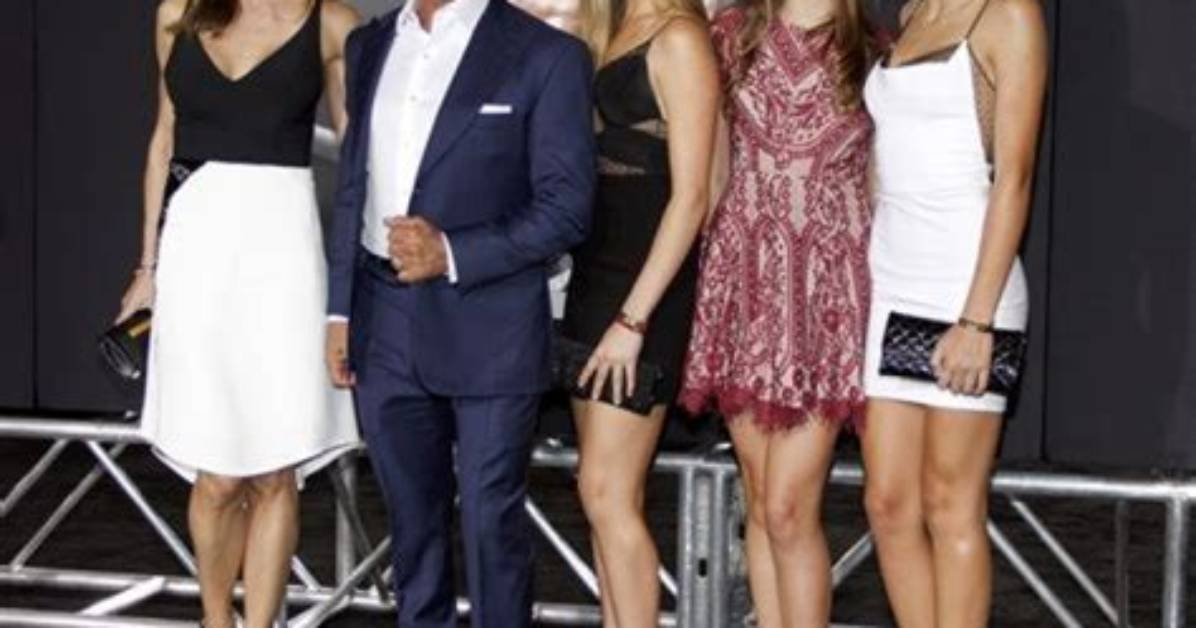Height, Weight, Age, Girlfriend, Family & More Revealed