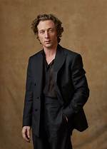 Jeremy Allen White's Height in Feet: the Surprising Truth