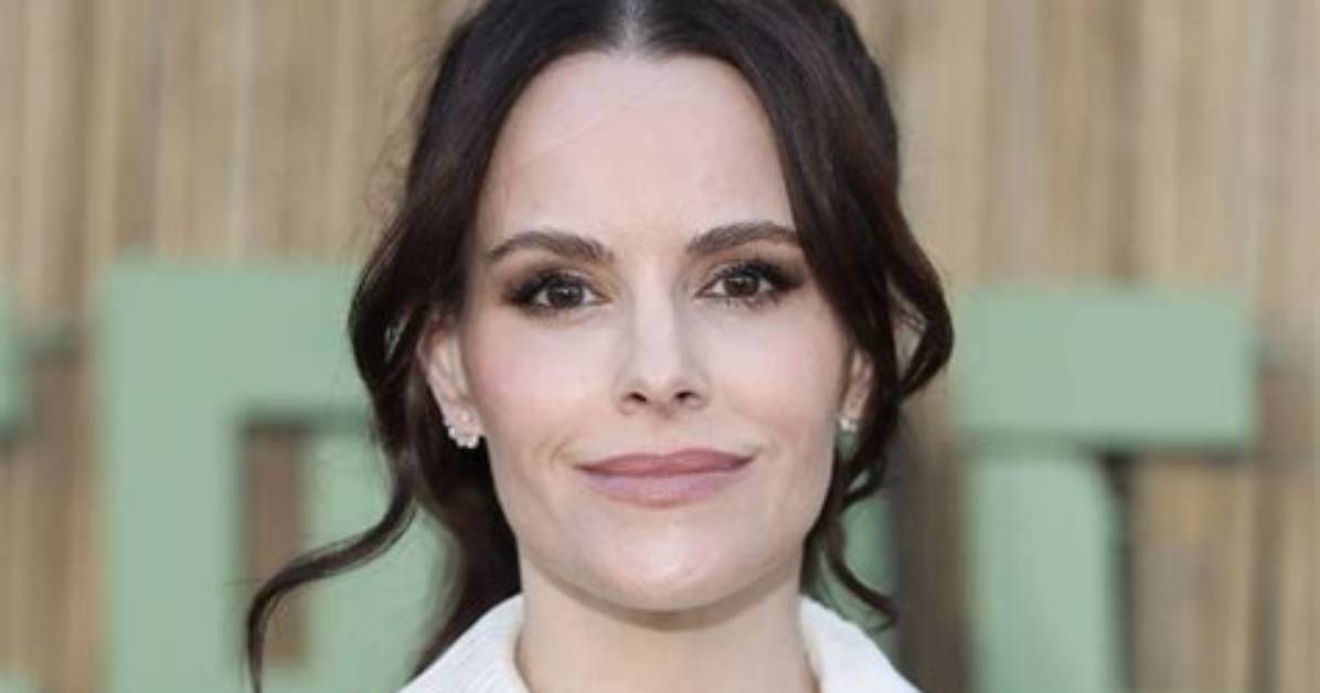 Schitt's Creek Star Emily Hampshire Apologizes for Dressing as Johnny Depp for Halloween |