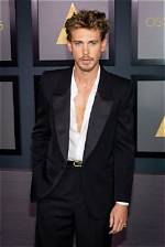 Uncovering the Model's Height, Biography, and Net Worth
