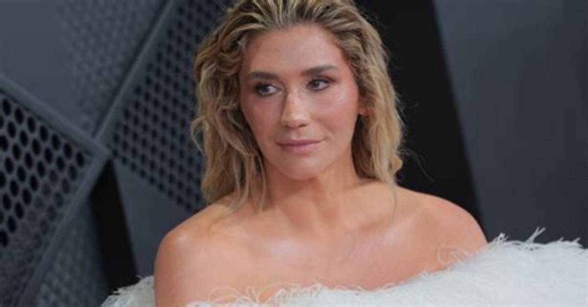 Vibejolt | Kesha Goes Totally Nude for a Dip in a Cliffside Lake