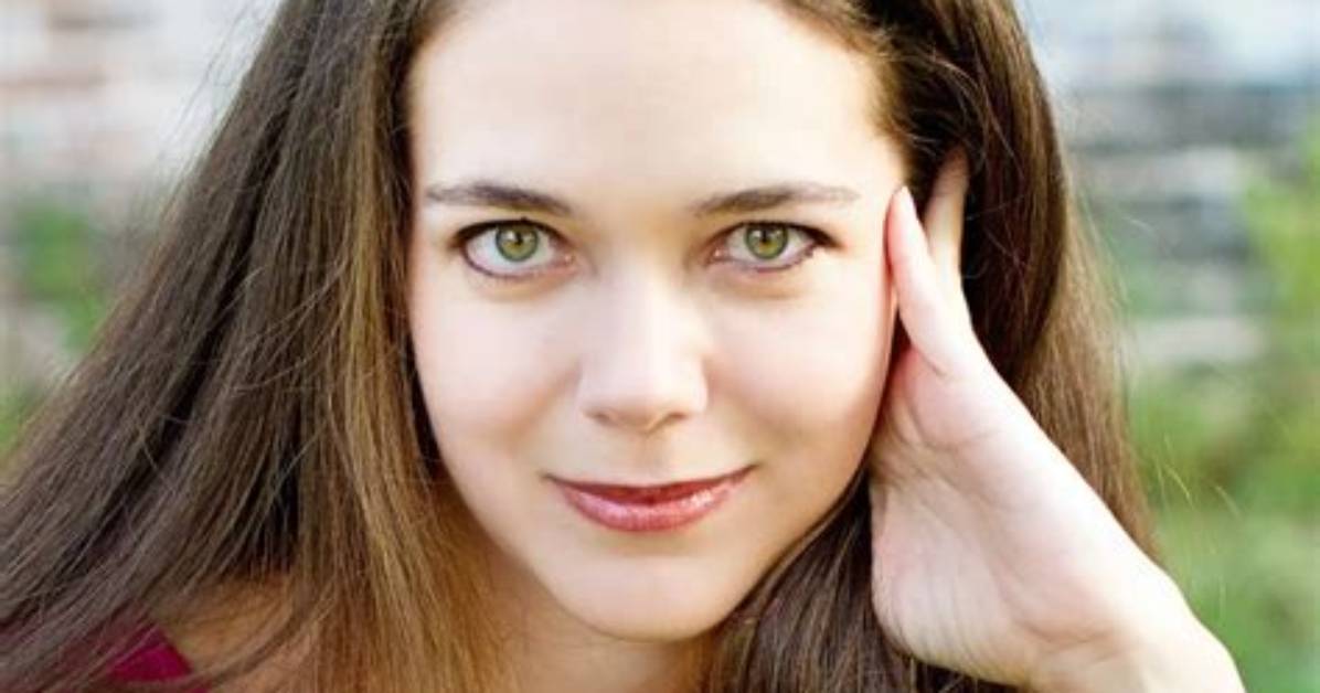Wiki, Bio, Age, Height, Education, Husband, Books ·